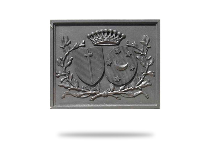 Taque de cheminée avec couronne et rameaux
