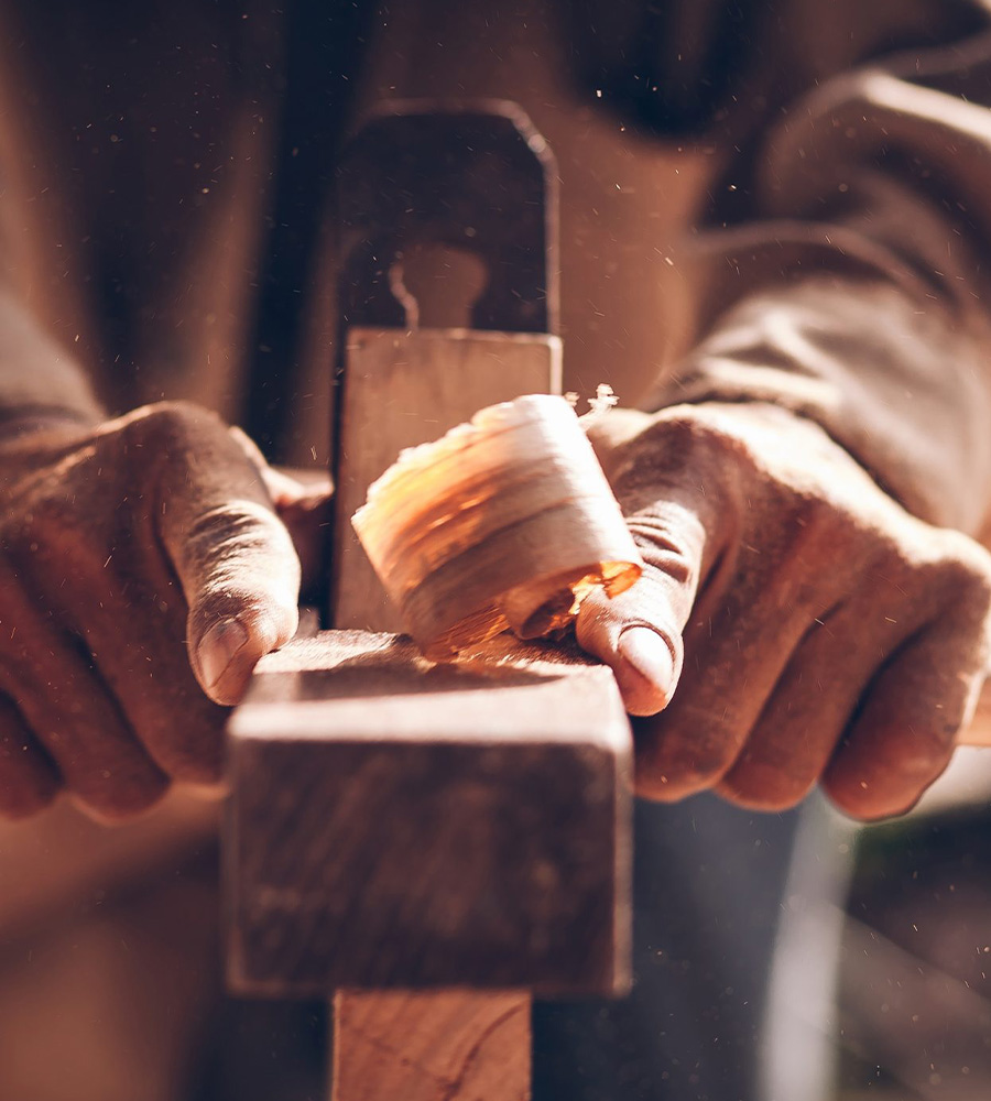 Bruno de Menten sculptant une taque de cheminée en bois